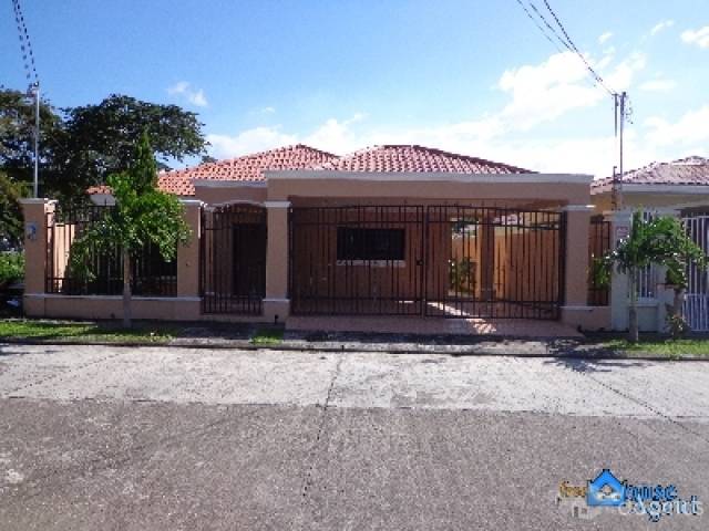 Hermosa y Espaciosa Casa en Venta - 1