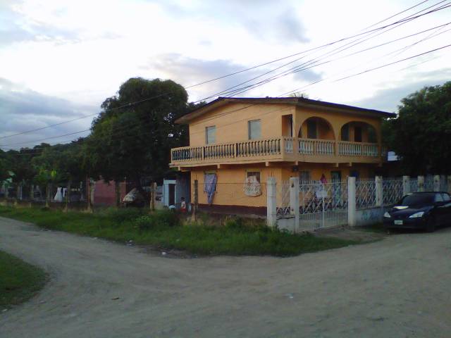 casa de dos plantas en esquina mas apartamento - 1